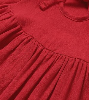 Красное платье без рукавов с повязкой на голову