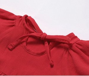 Красное платье без рукавов с повязкой на голову