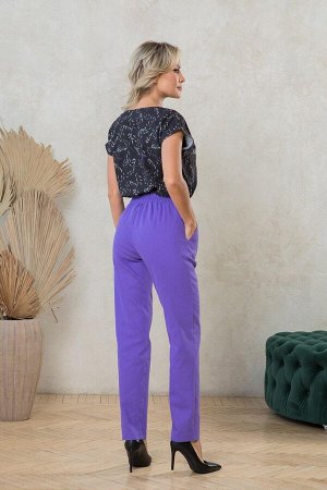 Брюки Модные современные брюки с полной высотой талии и дополнительным объемом в бедрах, заложенным в складки. Выполнены из эластичного джинсовой ткани. Расцветка фиолетовый. Комфортную посадку на тал