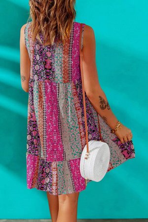 Розовое платье-сарафан с V-образным вырезом и цветочным принтом