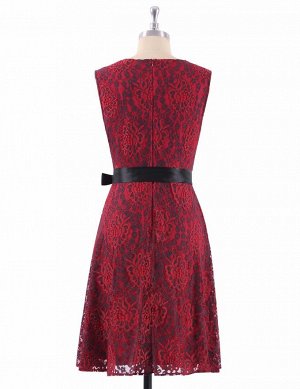 Кружевное бордовое коктейльное платье с запахом с контрастным поясом