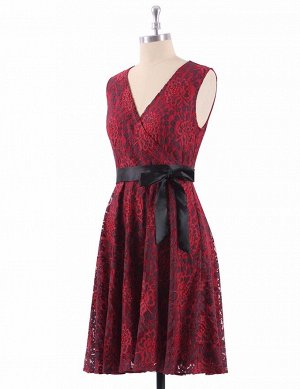 Кружевное бордовое коктейльное платье с запахом с контрастным поясом