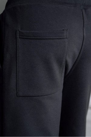 ШОРТЫ SH29 ,графит Шорты мужские с накладным карманом сзади и боковыми в швах.
Материал
COTTON футер петля
ХЛОПОК 92% ЭЛАСТАН 8%