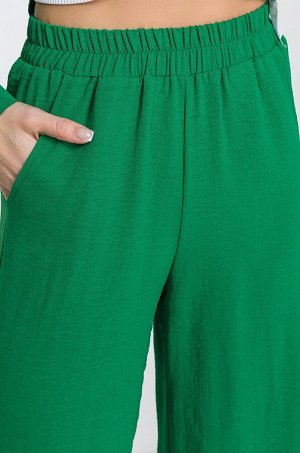 Женский летний костюм оверсайз из ткани-жатка насыщенного зелёного цвета
