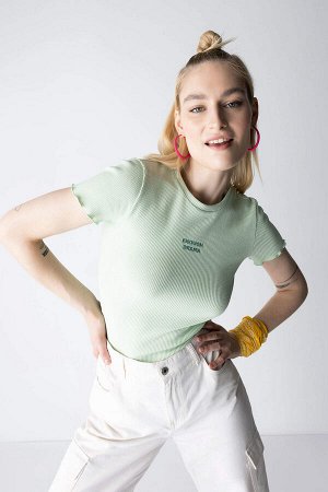 Приталенная футболка с круглым вырезом и квадратным текстурированным принтом с коротким рукавом