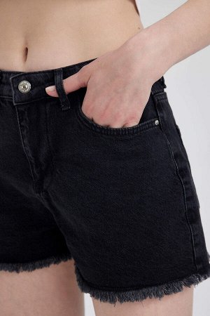 Укороченные джинсовые шорты с нормальной талией и боковыми штанинами