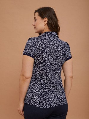Блузка Оригинальная женская блуза выполнена из трикотажного полотна в рубчик. Модель украшена кокеткой, присборенной на планке и отложным полукруглым воротником, рукав короткий с манжетом из контрастн
