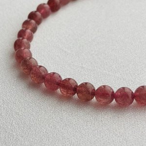 Бусы из Клубничного кварца