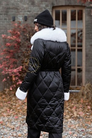Чёрное пуховое пальто с белым мехом
