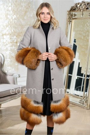 Шикарное пальто с мехом лисы