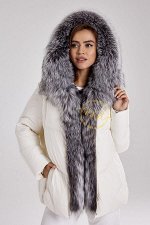 Белый пуховик с капюшоном и мехом
