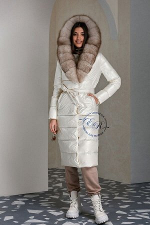 Белое пуховое пальто с мехом