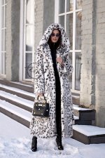 Длинная шуба из экорыси с капюшоном