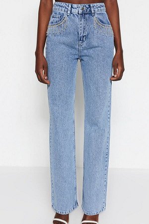 Широкие джинсы с высокой талией и синими аксессуарами