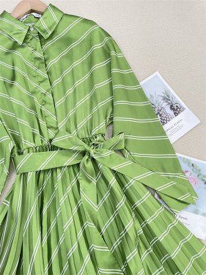 Платье Плиссированное платье-рубашка из атласа
Размер XS длина 122 бюст 104 длина рукава 69см