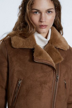 Женская короткая байкерская куртка темно-горчичного цвета 05758423