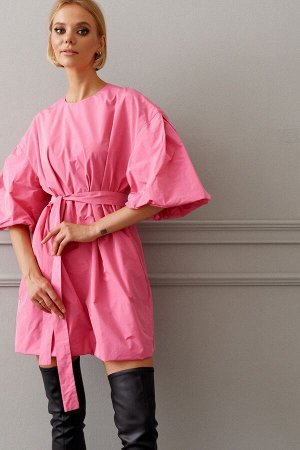 Платье Рост: 170 Состав: 100 полиэстер Комплектация платье Платье прямого свободного кроя выполнено из ткани яркого розового цвета. Характеристики: прямой свободный крой, подкладка, рукав объёмный, сп