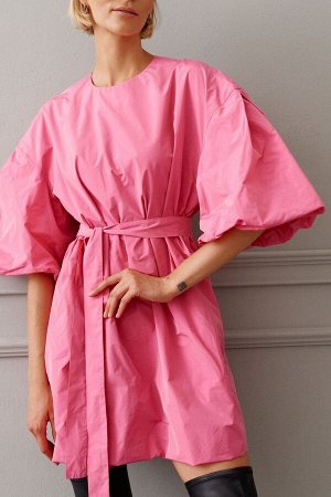 Платье Рост: 170 Состав: 100 полиэстер Комплектация платье Платье прямого свободного кроя выполнено из ткани яркого розового цвета. Характеристики: прямой свободный крой, подкладка, рукав объёмный, сп