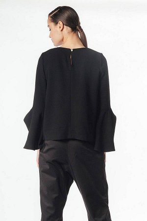 Блуза Идеальная черная блуза с расклешенными рукавами.Оригинальный крой,застежка-пуговица. Креп:удобная фактурная ткань. Рост модели 180 см, вес 55 кг. На модели одет размер 44 (S)
