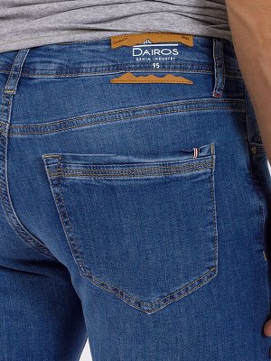 Джинсы Повседневные мужские джинсы из денима с небольшим добавлением эластана. Модель прямого кроя со средней посадкой.
Цвет:&nbsp;
					
						
								синий						
					
Состав:&nbsp;
					 98 % хлоп