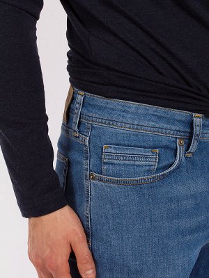 Джинсы Турецкие мужские джинсы из облегчённой хлопковой ткани с небольшой добавкой эластана. Ткань с небольшими потертостями. Модель REGULAR FIT комфортного прямого кроя со средней посадкой.
Цвет:&nbs