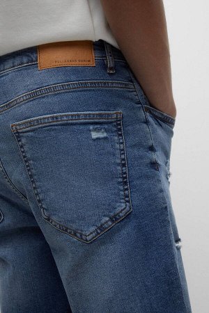 PULL&BEAR Мужские рваные джинсы-бермуды синего цвета скинни с потертостями 04691502