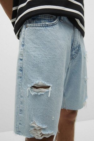 Мужские джинсовые шорты-бермуды прямого кроя с рваными деталями на штанинах 04699500
