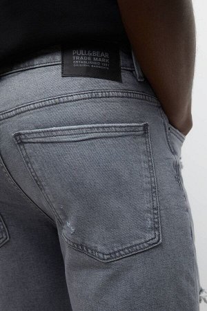 Мужские джинсовые бермуды облегающего кроя серого цвета с потертостями и деталями 04691511