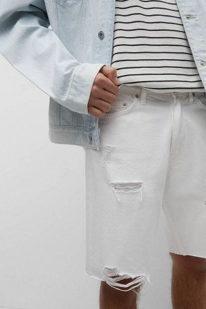 Мужские джинсовые шорты-бермуды прямого кроя с рваными деталями на штанинах 04699500