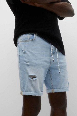 Мужские джинсовые бермуды скинни голубого цвета с потертостями и деталями 04691503