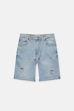Мужские джинсовые бермуды скинни голубого цвета с потертостями и деталями 04691503