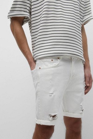 Мужские джинсовые бермуды облегающего кроя белого цвета с потертостями и деталями 04691507