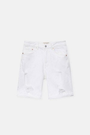 Мужские джинсовые бермуды облегающего кроя белого цвета с потертостями и деталями 04691507