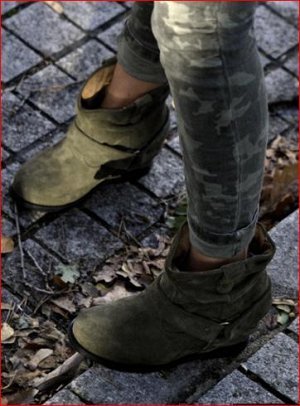 Ботинки Демисезонные ботинки из натуральной замшиПроизводитель: Польша.Каблук - 6 см.Подошва: высококачественная пластмасса.Мы предлагаем покупать обувь своего размера! При условии между размеров, рек