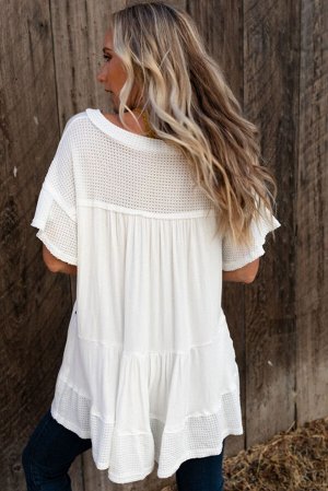 Белая блуза с V-образным вырезом и воланами