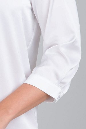 Блуза Рост: 170 Состав ткани: ПЭ-97%; Спандекс-3%; Базовая блузка свободного силуэта. Выполнена из искусственного шелка с атласным блеском. Округлый вырез горловины. Притачные рукава 3/4, с разрезом и