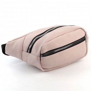 Сумка 33 x 10 x 7 см. Поясная сумка из искусственной кожи бледно-розового цвета. Имеет карман на молнии, одно отделение на молнии и текстильный, регулируемый ремень с пластиковой застежкой фастекс.