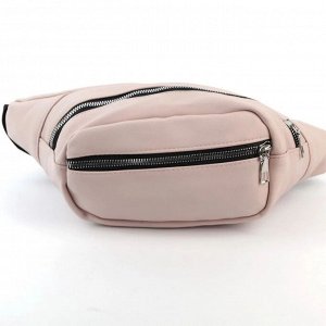 Сумка 33 x 10 x 7 см. Поясная сумка из искусственной кожи бледно-розового цвета. Имеет карман на молнии, одно отделение на молнии и текстильный, регулируемый ремень с пластиковой застежкой фастекс.