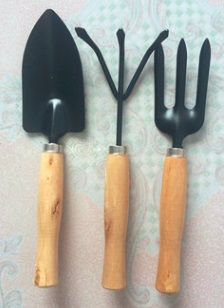 Набор садовых инструментов из 3 частей. Размер (длина см): 22 см Цена за 1 набор (3 инструмента)