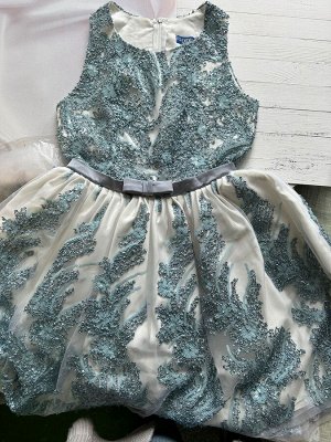 Платье Изящное вечернее платье: глубокий круглый вырез, завышенная линия талии с пришивной атласной лентой, юбка-солнце с основой из костюмной ткани, декорированная сеткой с набивным кружевом и пайетк