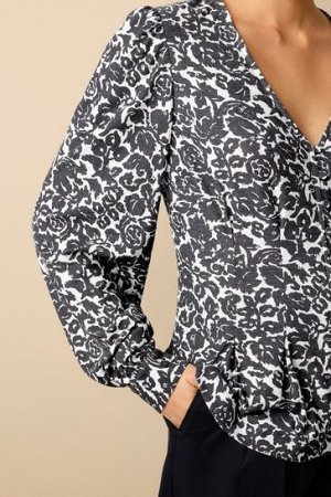 Корсетная блузка с длинными рукавами, V-образным вырезом и пуговицами.