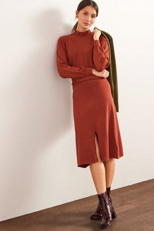 Ржаво-коричневое трикотажное платье-свитер с воротником с рюшами