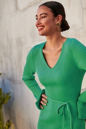 Ярко-зеленое платье миди с V-образным вырезом и тропическими рукавами
