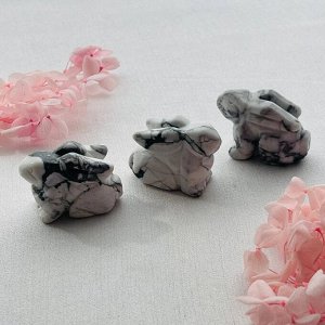 Кролик резной из Говлита