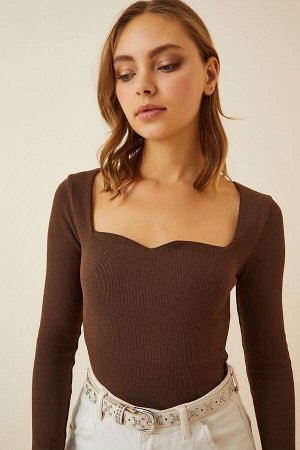 Женская коричневая трикотажная блузка в рубчик с воротником-сердечком GT00100