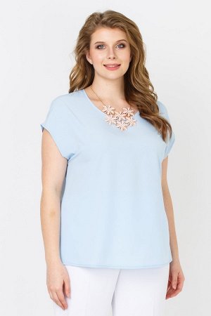 Голубой Лаконичная Блуза с V-образным вырезом горловины и короткими спущенными рукавами. По бокам модели расположены разрезы. Простой крой блузы и однотонная расцветка станут отличной базой для создан