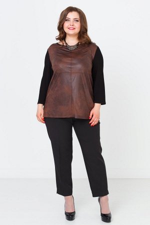 Коричневый Оригинальная блуза с модной передней вставкой из ткани типа "кожа". Сочетание различных тканей придаёт модели яркий стиль. Фасон блузы полуприталенного силуэта, с рукавами 3/4, полукруглым 