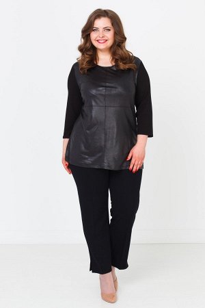 Черный Оригинальная блуза с модной передней вставкой из ткани типа "кожа". Сочетание различных тканей придаёт модели яркий стиль. Фасон блузы полуприталенного силуэта, с рукавами 3/4, полукруглым выре