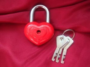 Замок навесной ВС 2-28 Сердечко красное объемное с ключом (Чебоксары)