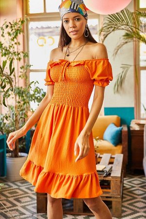 Женское оранжевое расклешенное платье с воротником-стойкой на завязках